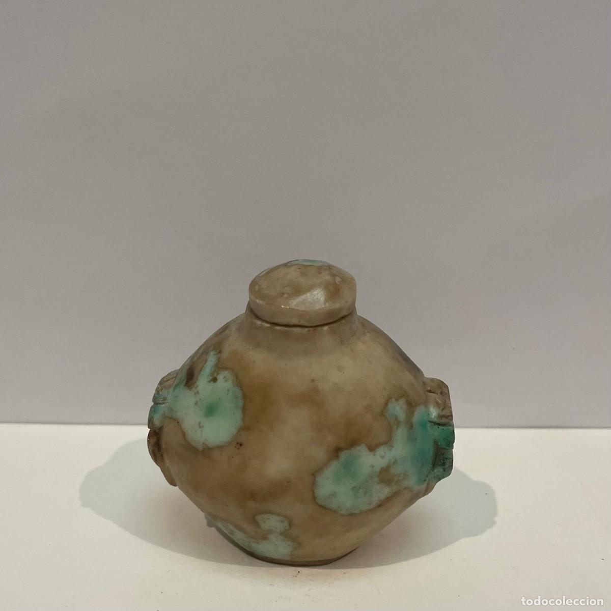 Colecionismo: Botella de rap&eacute; china (snuff bottle) de forma redondeada en piedra tipo nefrita, siglo XX
