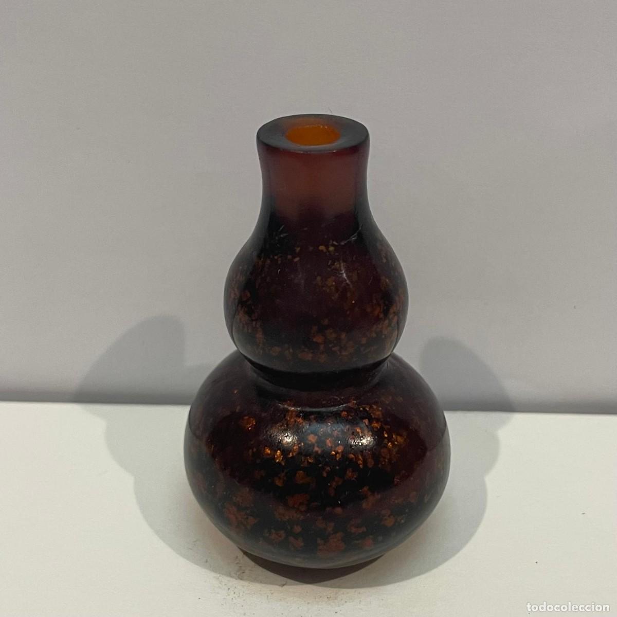 Collectionnisme: Botella de rap&eacute; china (snuff bottle) en vidrio color &aacute;mbar y part&iacute;culas doradas, siglo XX