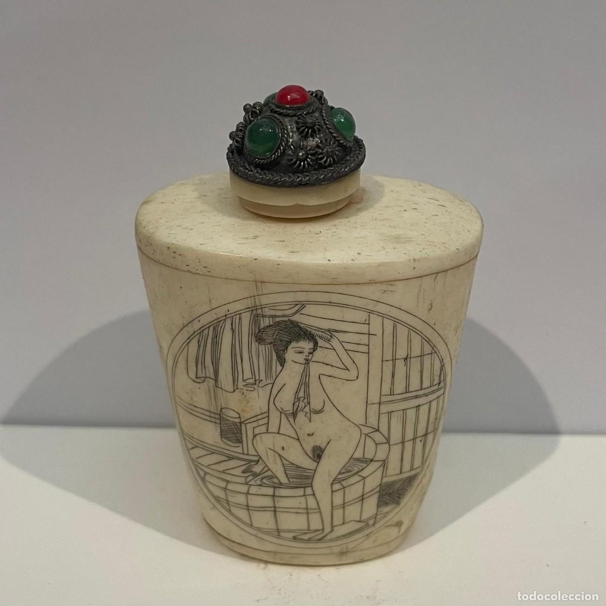 Collecting: Botella de rap&eacute; china (snuff bottle) en hueso con escenas grabadas, siglo XX