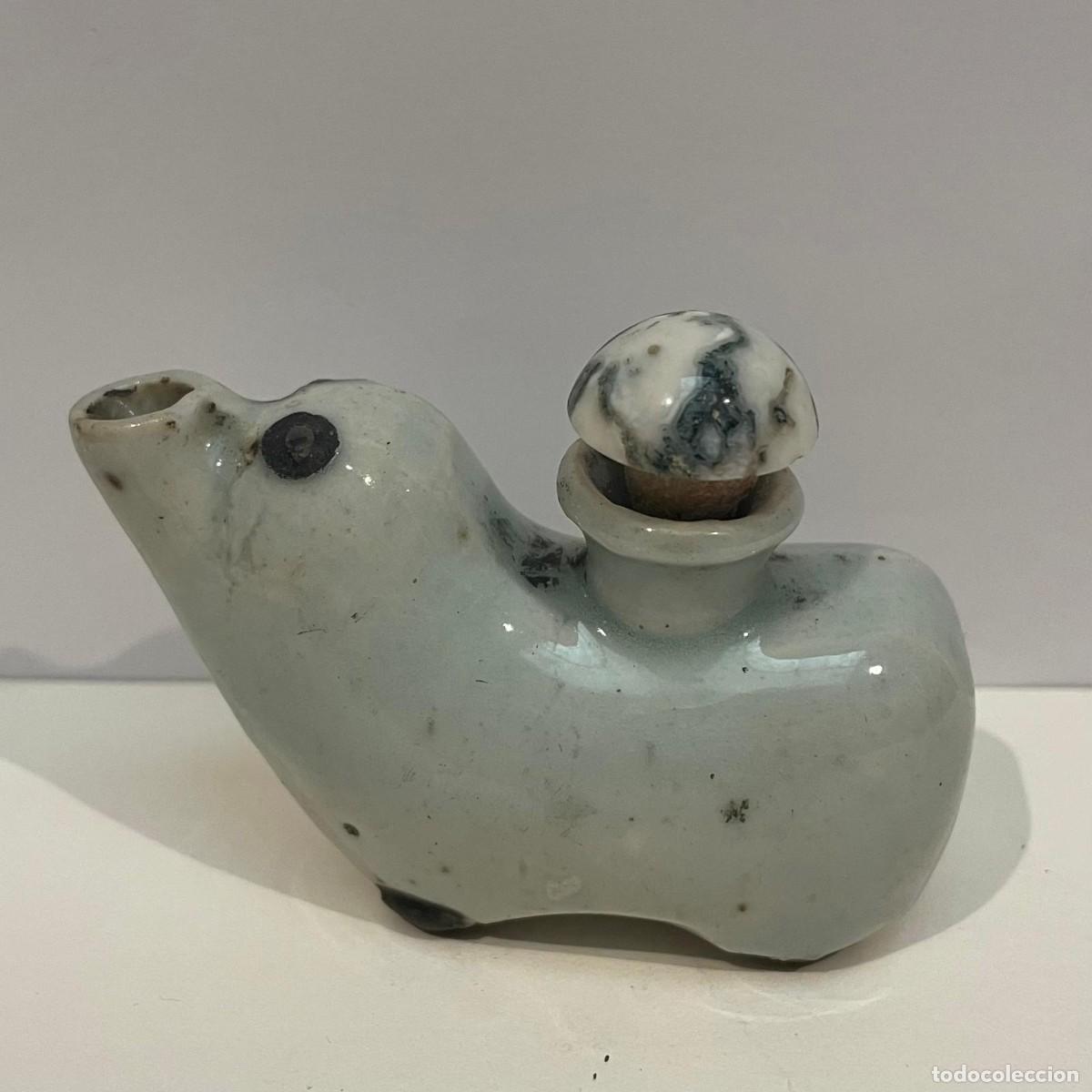 Collecting: Botella de rap&eacute; china (snuff bottle) esculpida en porcelana con forma de perro Fu, siglo XX