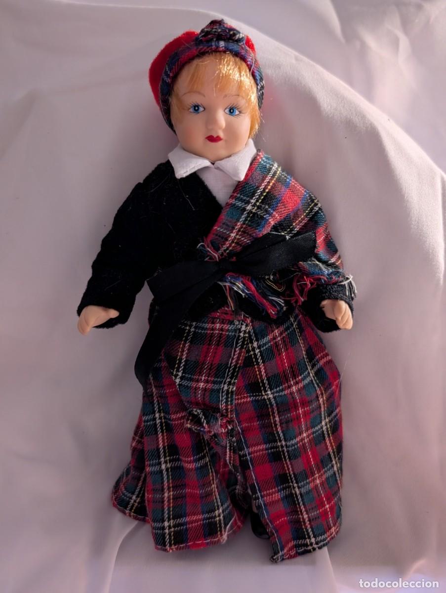 Coleccionismo: Mu&ntilde;eca de Porcelana con Traje Tradicional Escoc&eacute;s Highland 21,5 cm