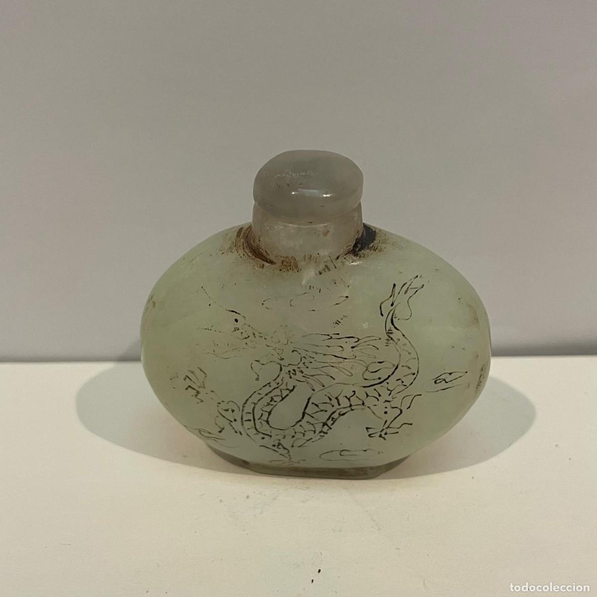 Collecting: Botella de rap&eacute; china (snuff bottle) en piedra natural con decoraci&oacute;n grabada, siglo XX