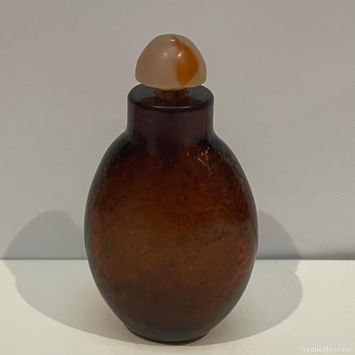 Collecting: Botella de rap&eacute; china (snuff bottle) de forma ovalada en vidrio de color &aacute;mbar, siglo XX