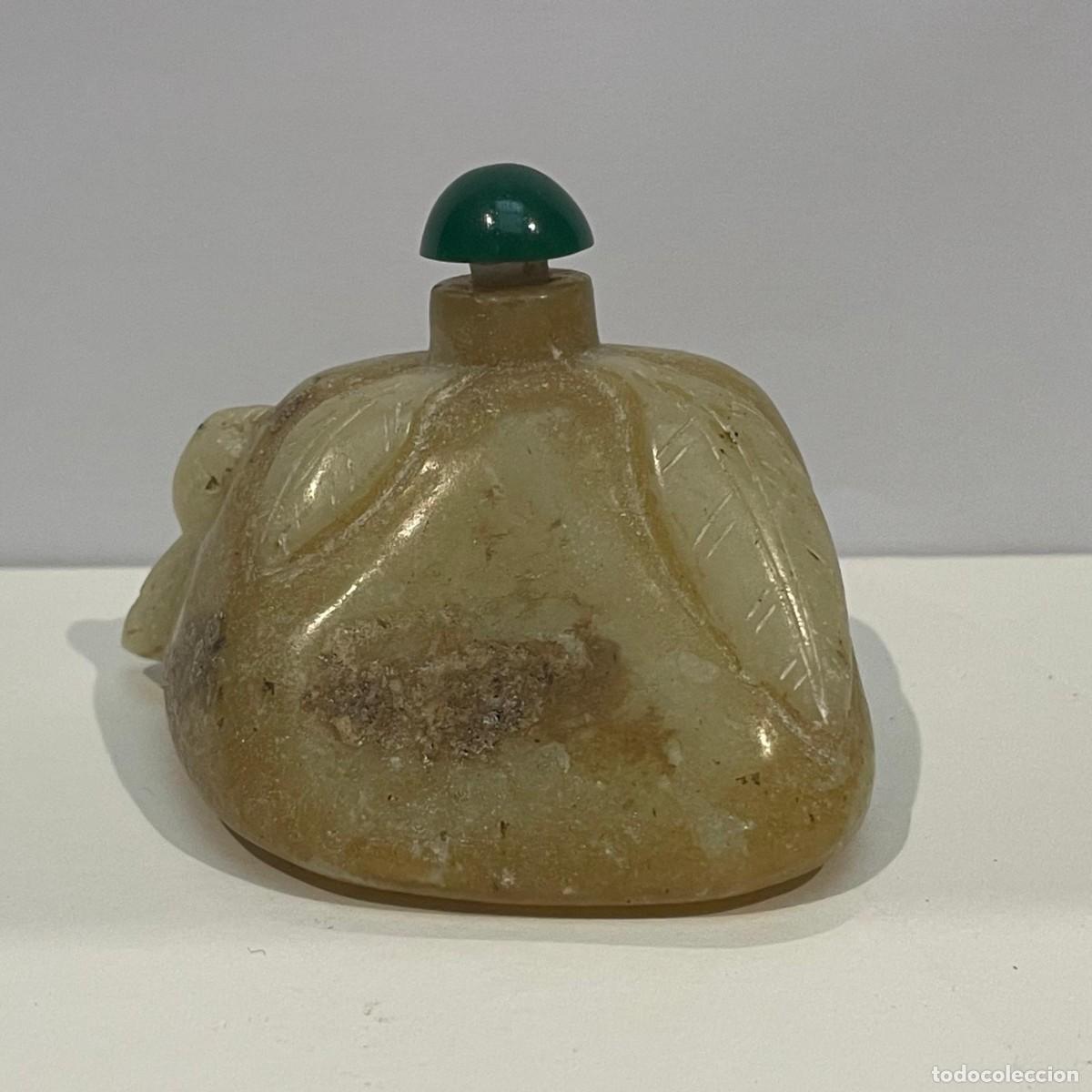 Collecting: Botella de rap&eacute; china (snuff bottle) en piedra tipo nefrita con forma de fruta, siglo XX