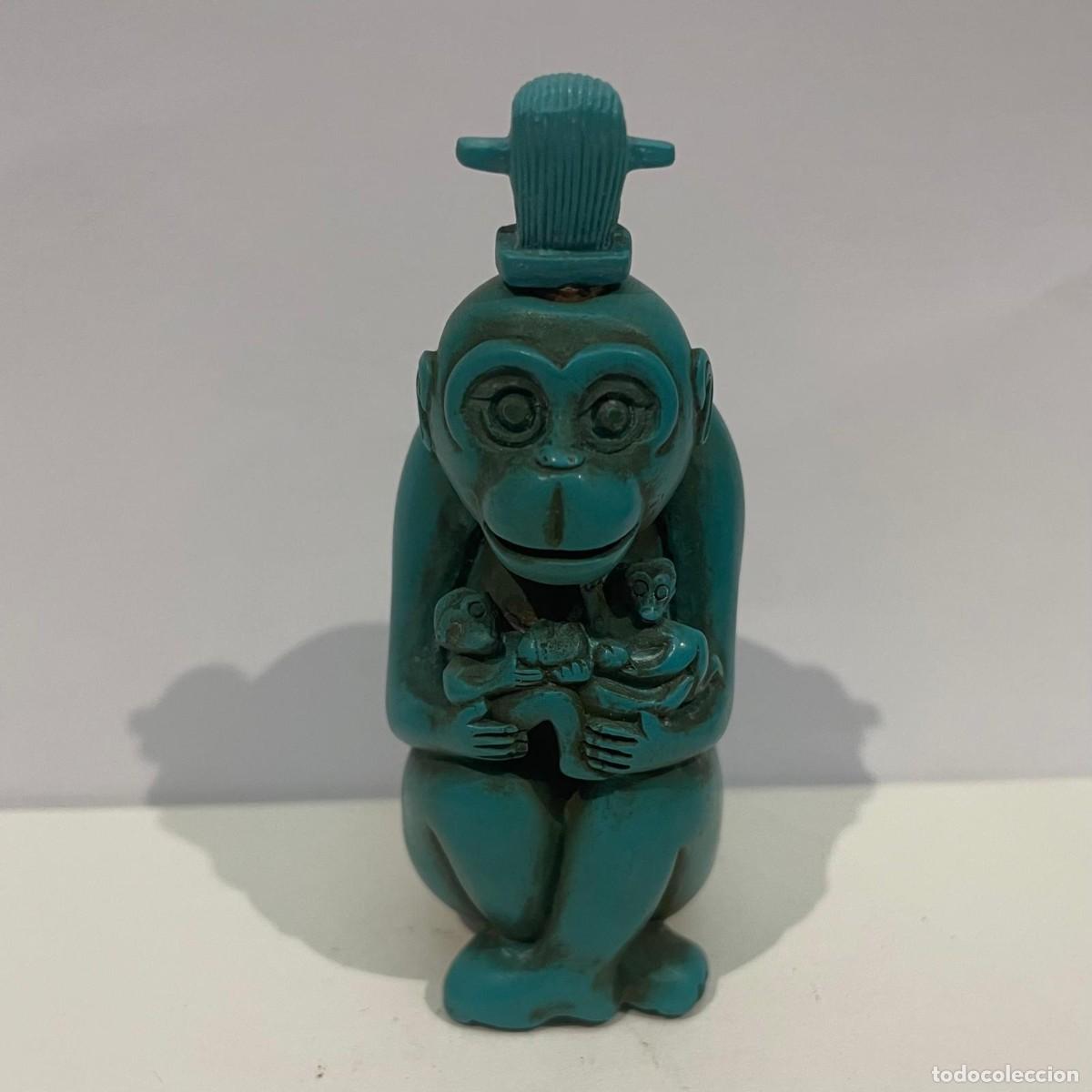 Collecting: Botella de rap&eacute; china (snuff bottle) con forma de mona en resina color azul, siglo XX
