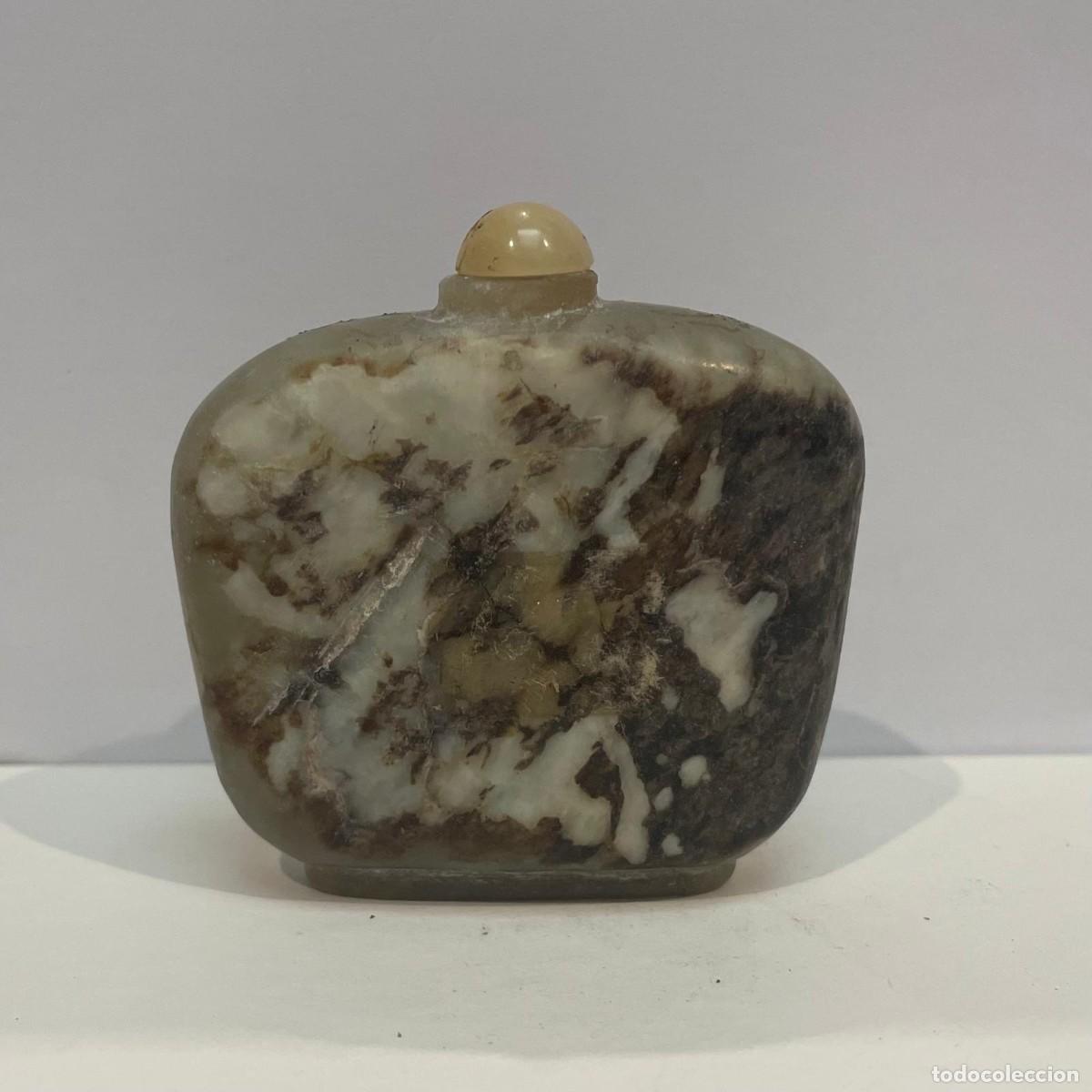 Colecionismo: Botella de rap&eacute; china (snuff bottle) de formas rectangulares en piedra tipo nefrita, siglo XX