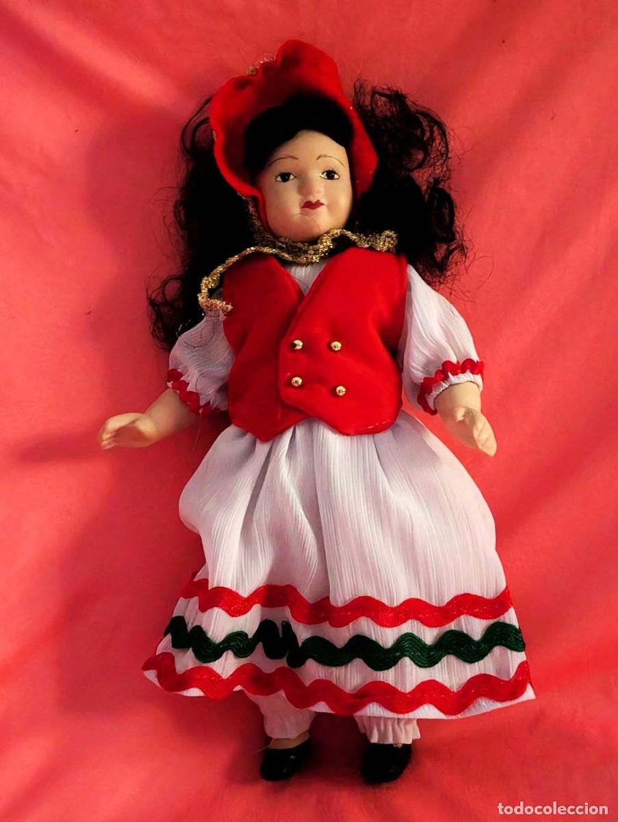 Coleccionismo: Mu&ntilde;eca de Porcelana con Traje Tradicional de Hungr&iacute;a 21 cm