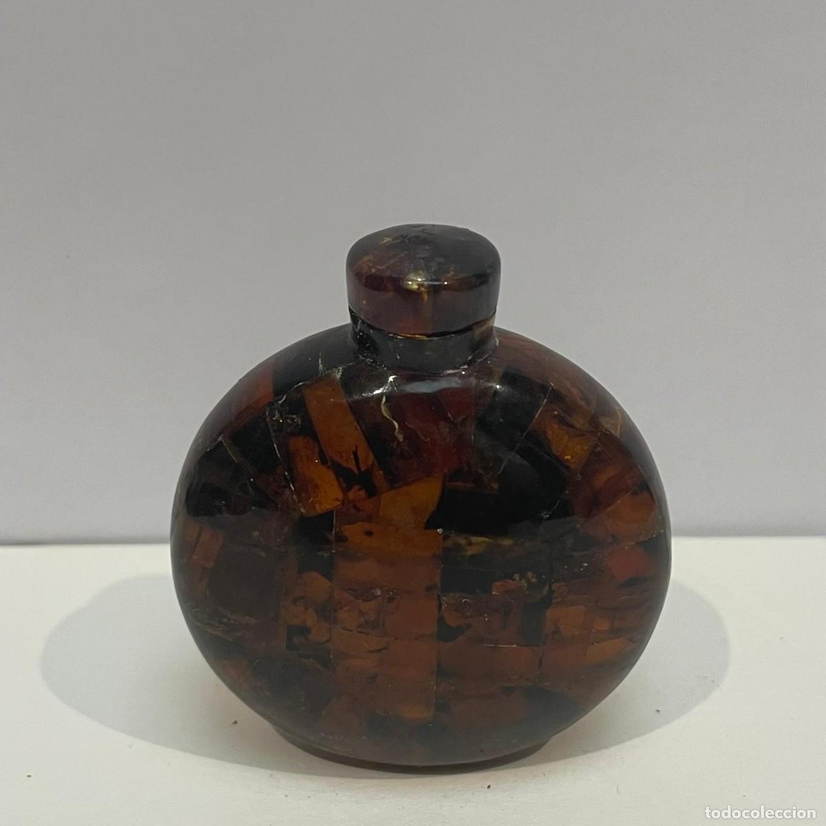 Coleccionismo: Botella de rap&eacute; china (snuff bottle) de forma redondeada en resina que imita &aacute;mbar, siglo XX