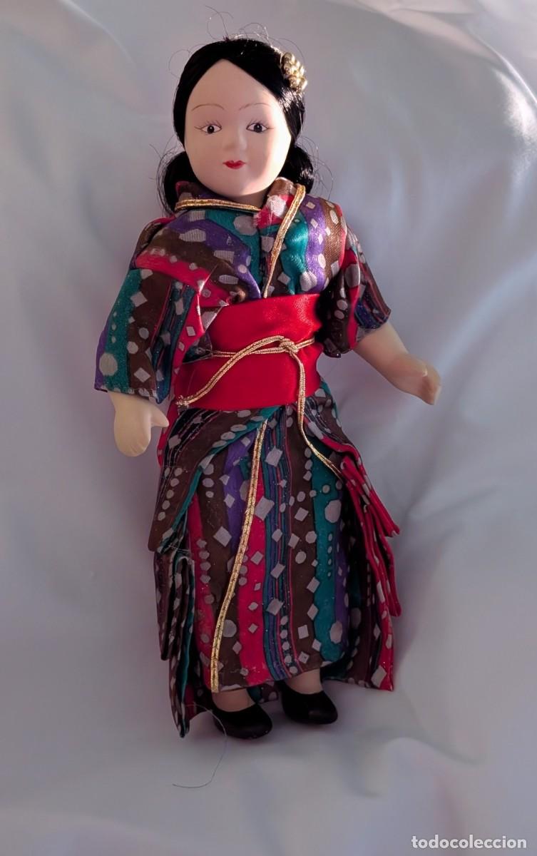 Coleccionismo: Mu&ntilde;eca japonesa de porcelana con kimono tradicional 21 cm Vintage