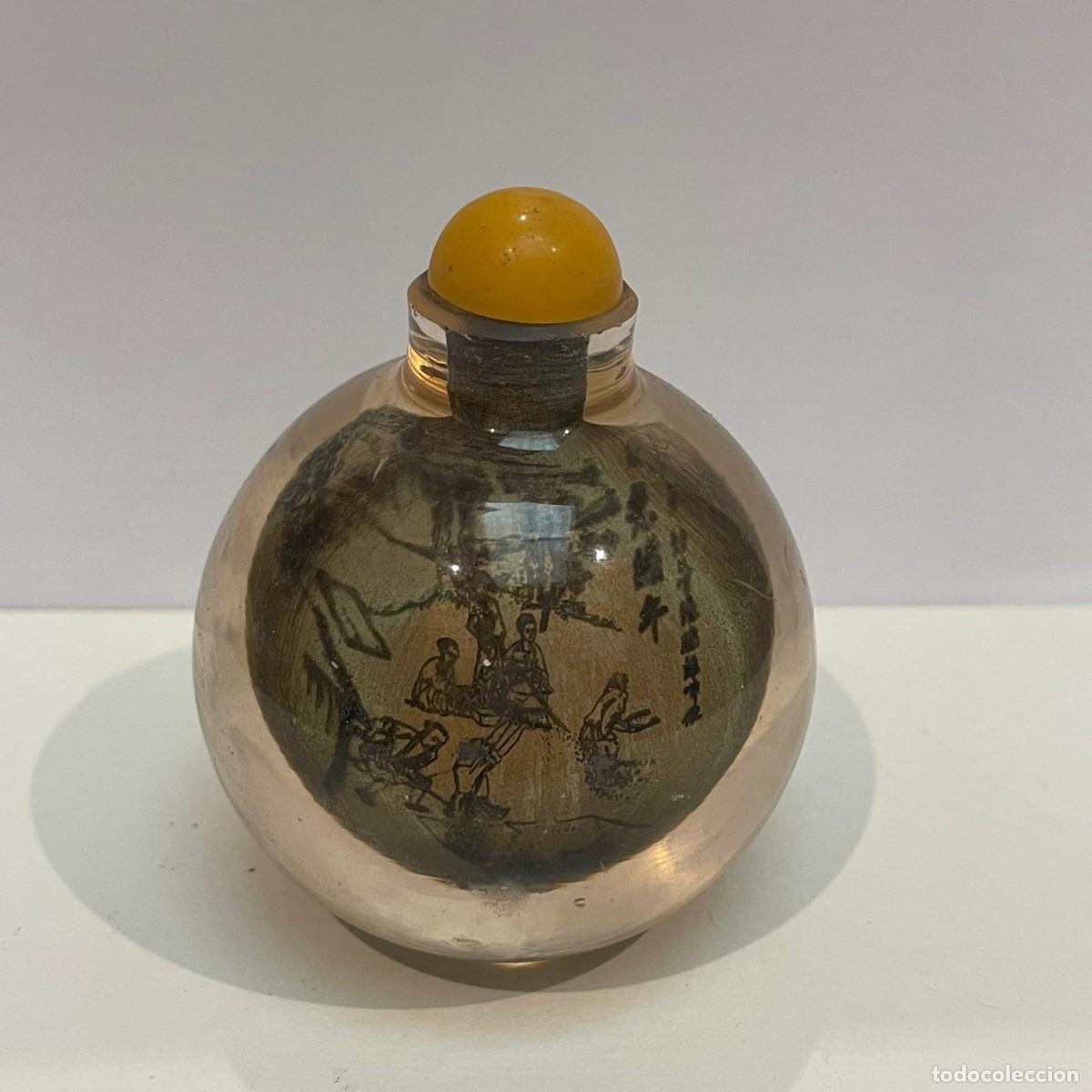 Coleccionismo: Botella de rap&eacute; china (snuff bottle) en vidrio decorada con papel pintado, siglo XX