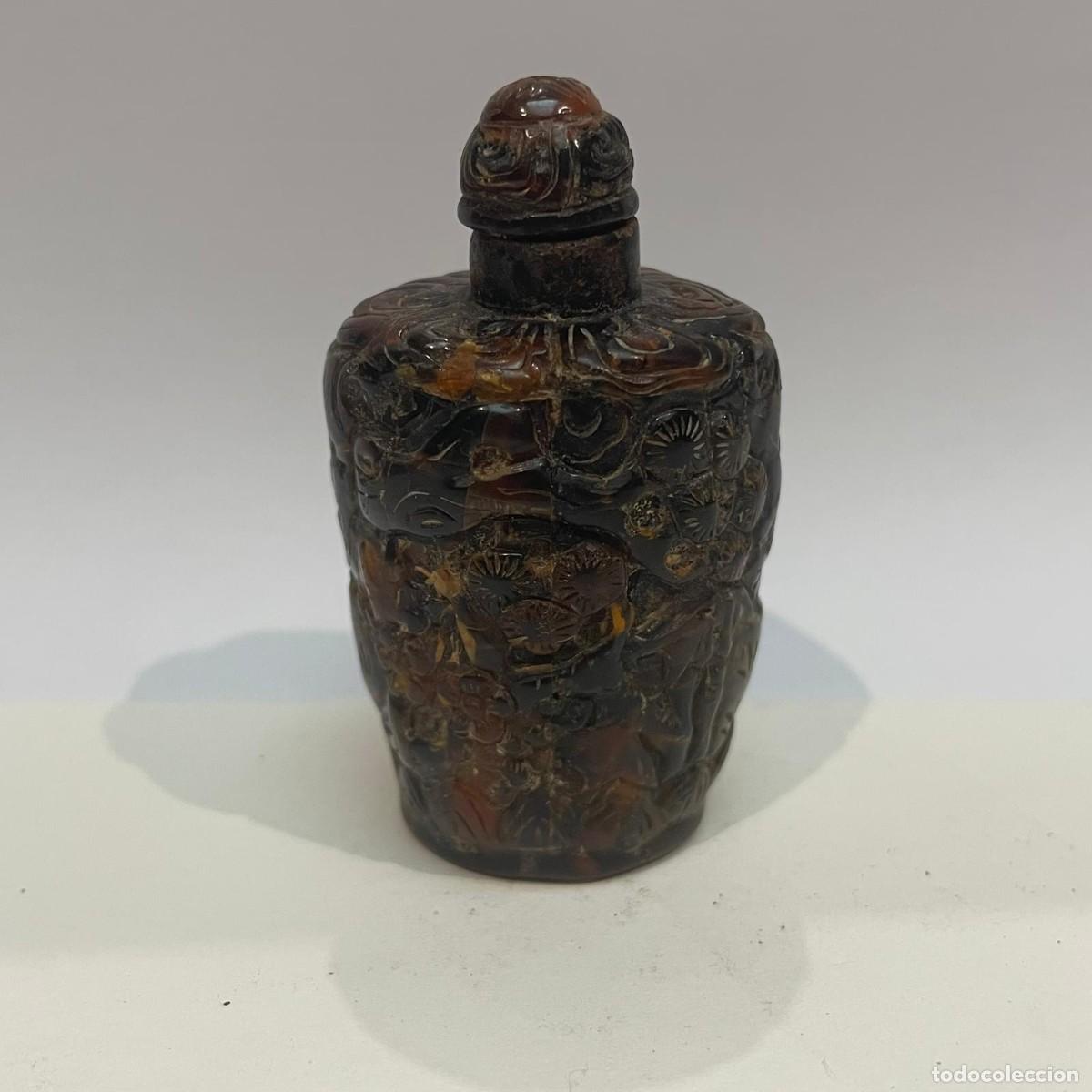 Coleccionismo: Botella de rap&eacute; china (snuff bottle) en &aacute;mbar con relieves florales, siglo XX
