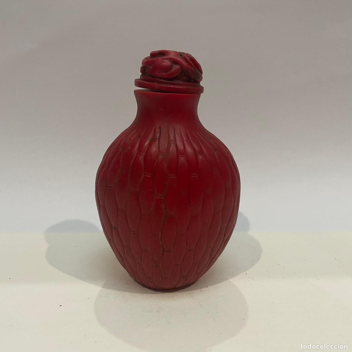 Coleccionismo: Botella de rap&eacute; china (snuff bottle) en resina de color rojo, siglo XX