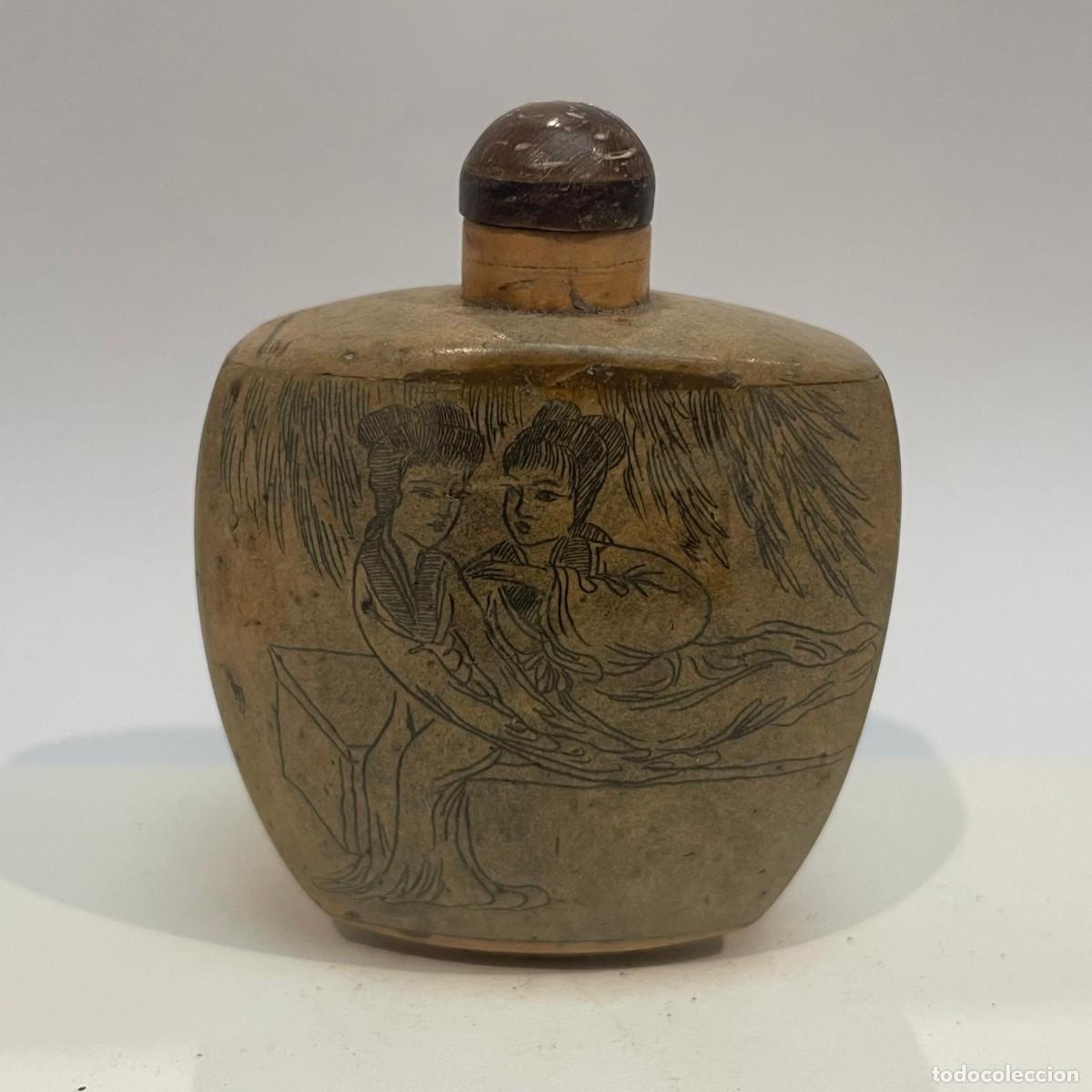 Coleccionismo: Botella de rap&eacute; china (snuff bottle) en hueso con grabados decorativos, siglo XX