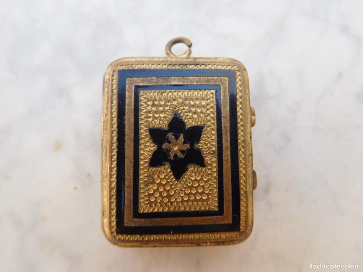 Coleccionismo: Guarda pelo o FOB antiguo de metal dorado y esmalte porta fotos