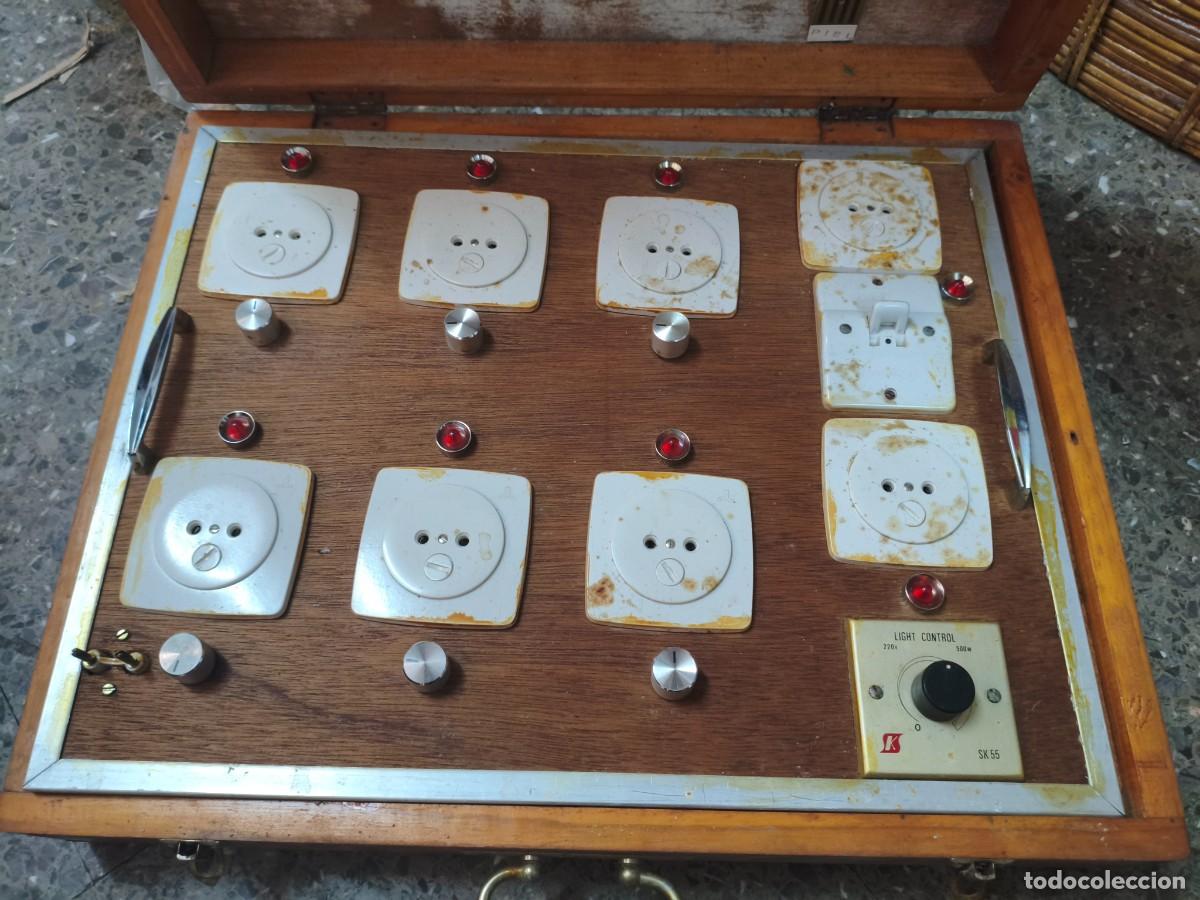 Coleccionismo: Malet&iacute;n electrico enchufes cuadro madera