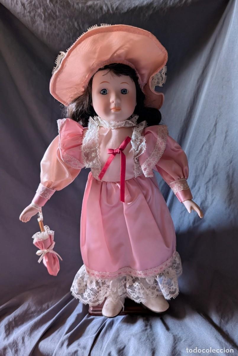 Coleccionismo: Mu&ntilde;eca de porcelana Natasha The Classique Collection 40 cm con soporte