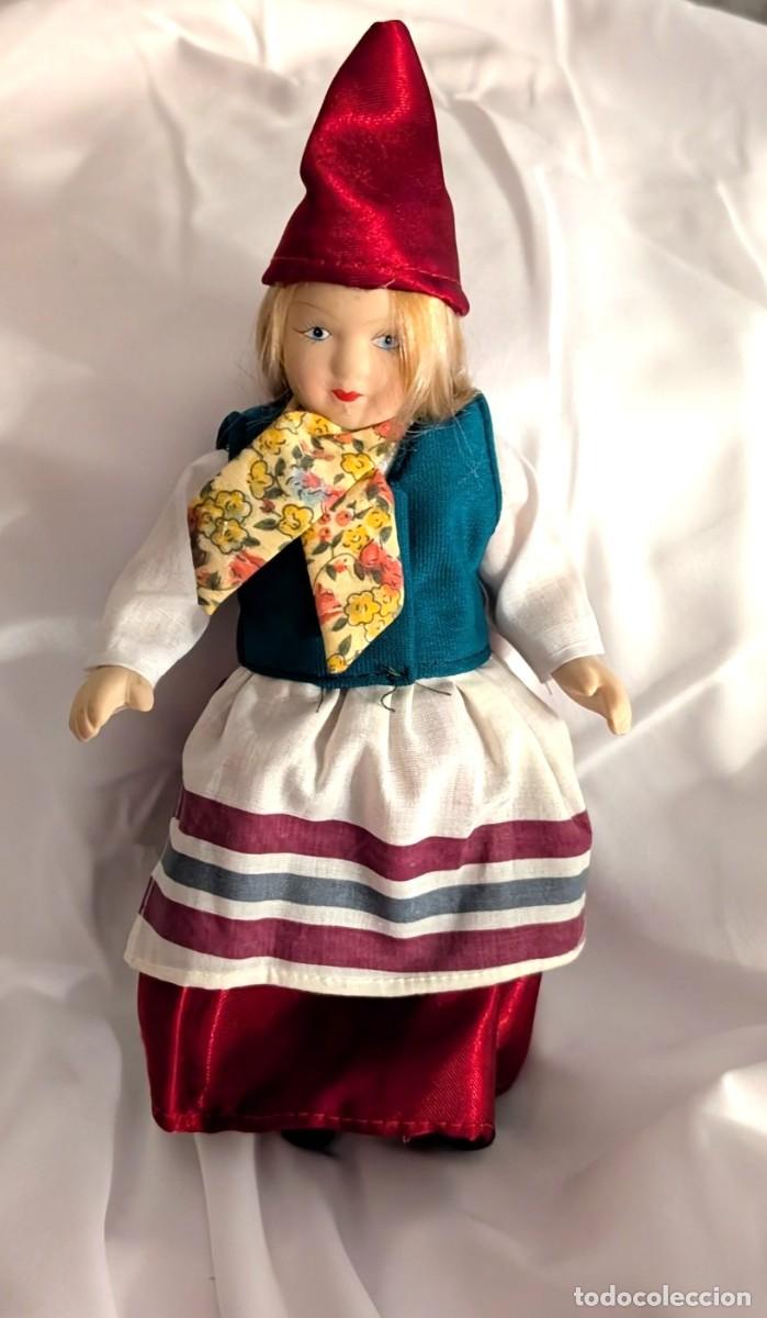 Coleccionismo: Mu&ntilde;eca de porcelana con traje regional alpino 24 cm