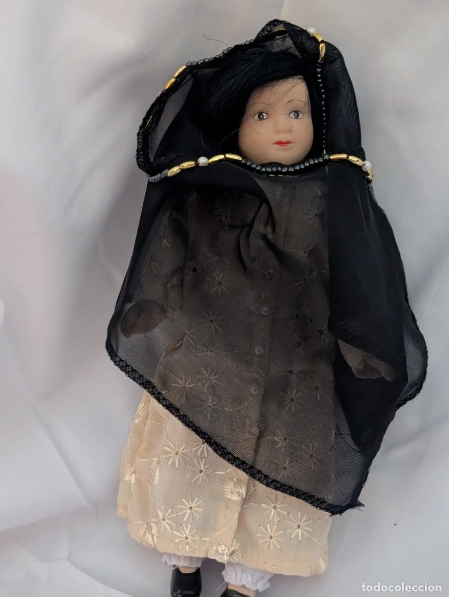 Coleccionismo: Mu&ntilde;eca porcelana Arabia Saud&iacute; 21 cm traje tradicional vintage
