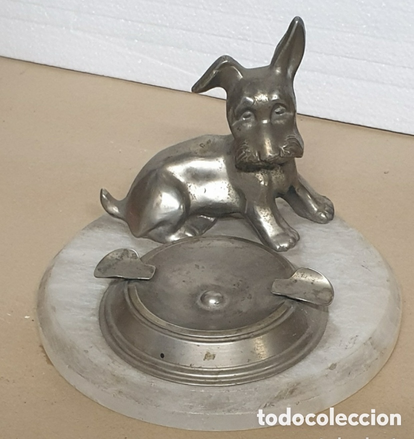 Coleccionismo: Cenicero con escultura de perro metal plateado con base de m&aacute;rmol blanco