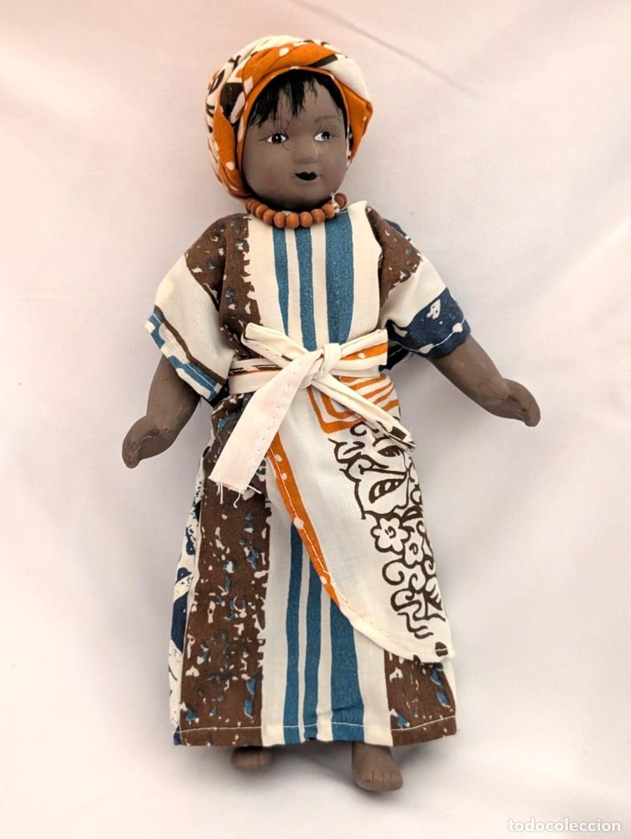 Coleccionismo: Mu&ntilde;eca de porcelana con traje t&iacute;pico de Nigeria 21 cm