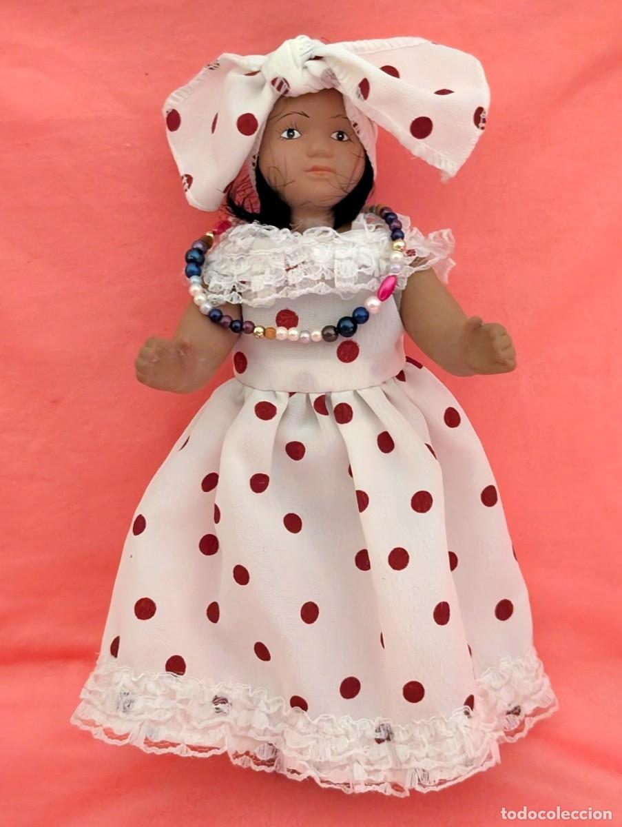 Coleccionismo: Mu&ntilde;eca de porcelana con atuendo de inspiraci&oacute;n cubana 21 cm
