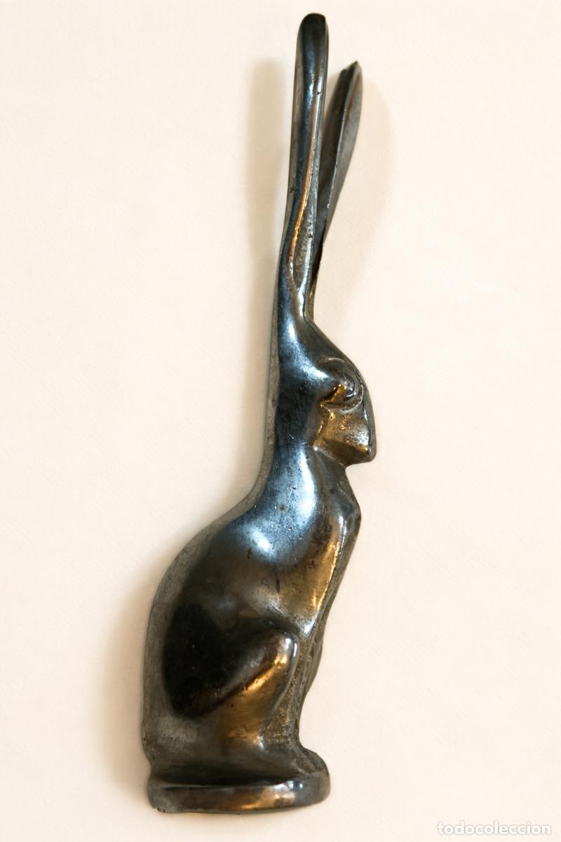 Colecionismo: Mascota capot para coche art d&eacute;co,figura liebre sentada, 19,5 cm
