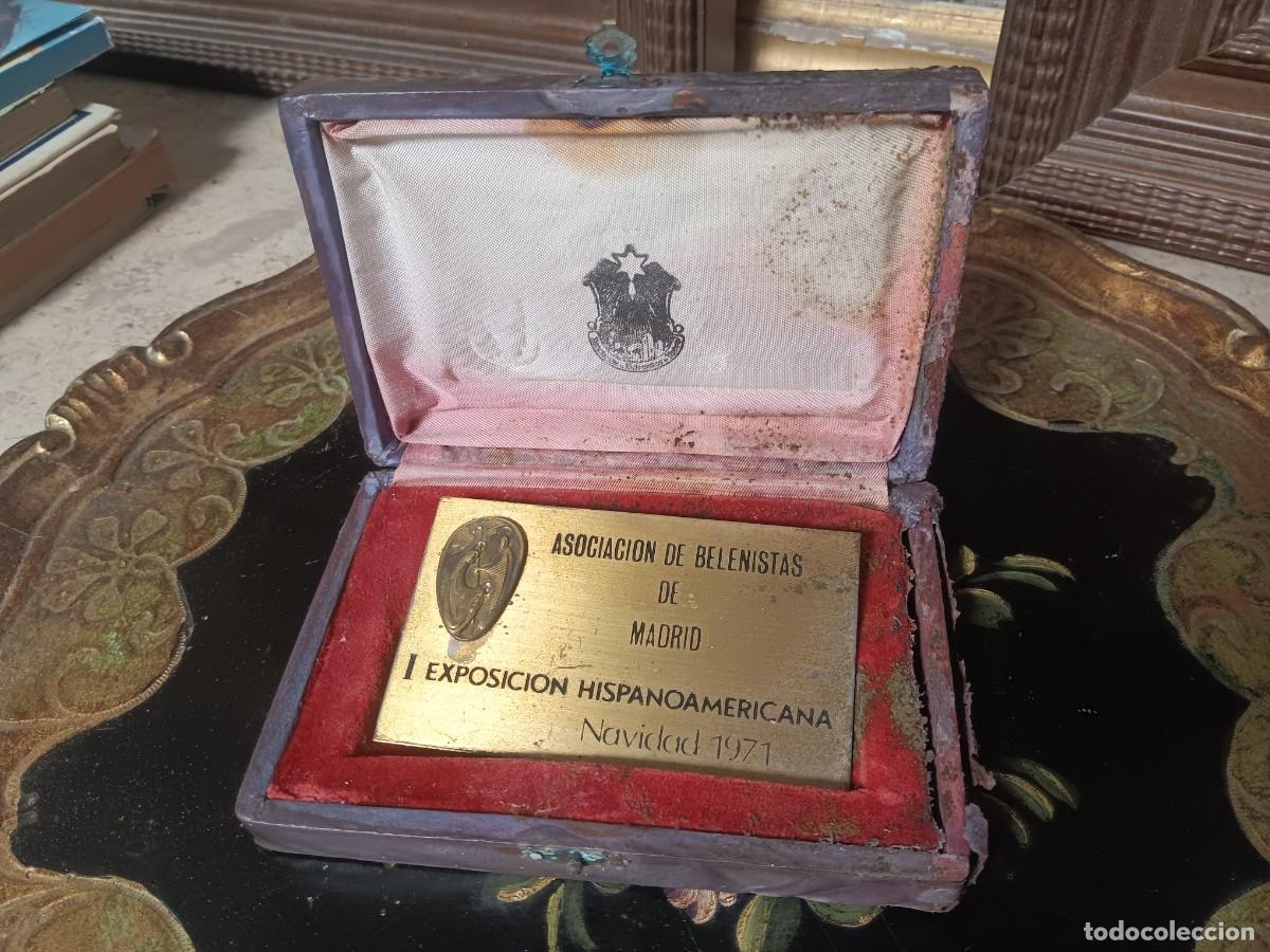 Coleccionismo: Placa Asociaci&oacute;n de Belenistas de Madrid con motivo de la I Exposici&oacute;n Hispanoamericana celebrada en