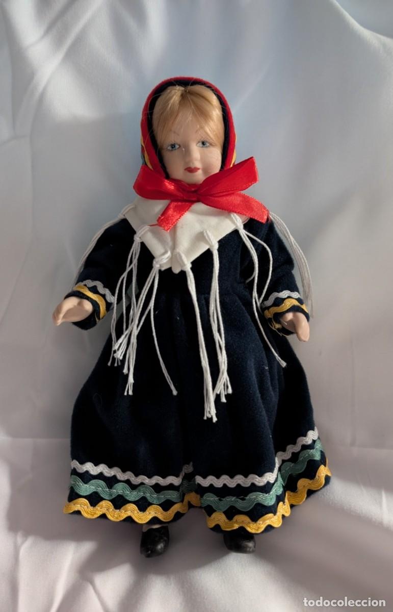 Coleccionismo: Mu&ntilde;eca de porcelana con traje t&iacute;pico de Noruega Bunad 21 cm Vintage