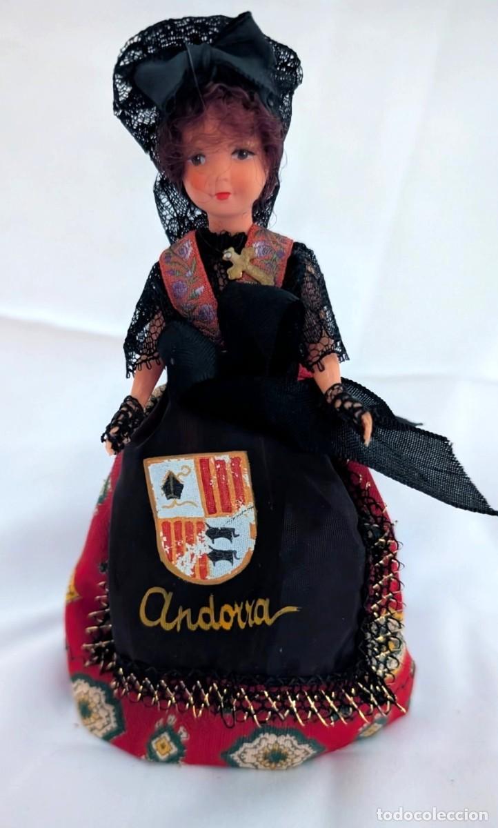 Coleccionismo: Mu&ntilde;eca Souvenir de Andorra en Vinilo con Traje Regional Tradicional 15 cm