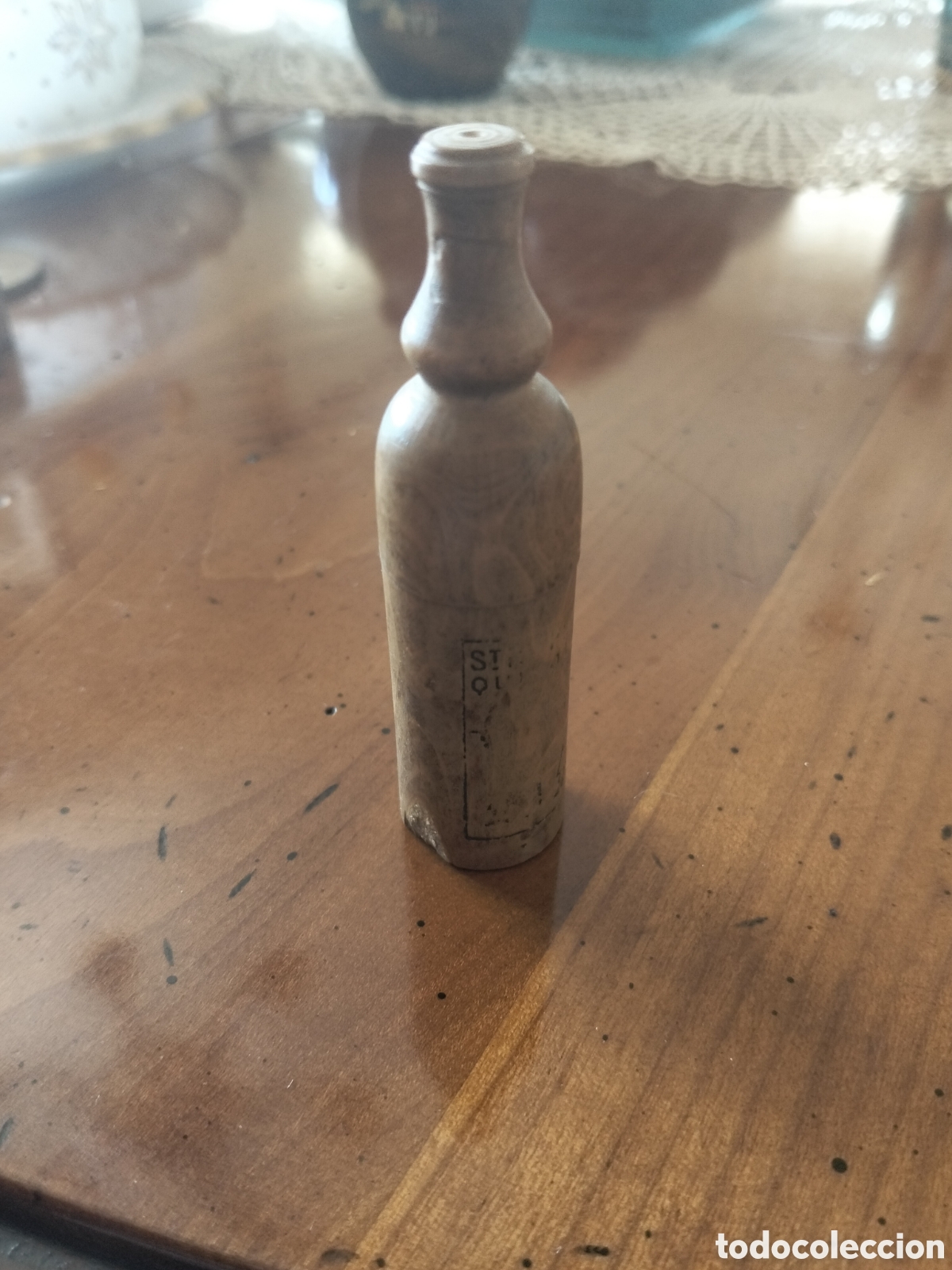 Coleccionismo: Antiguo cubilete de madera en forma de botella St. Rapha&euml;l Quinquina, con 3 dados