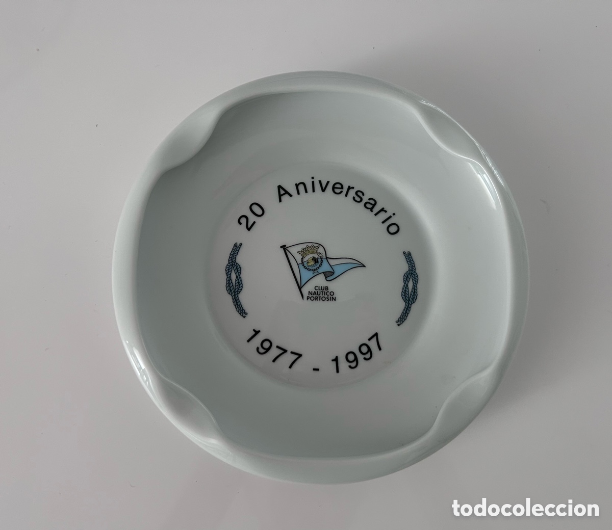 Coleccionismo: CENICERO CLUB N&Aacute;UTICO DE PORTOS&Iacute;N. GALICIA. 20 ANIVERSARIO. PORCELANA CAPE&Aacute;NS