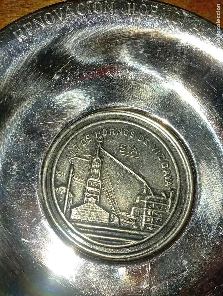 Coleccionismo: CURIOSO PLATO ALTOS HORNOS DE VIZCAYA RENOVACION HORNO ALTO 1985 CENICERO