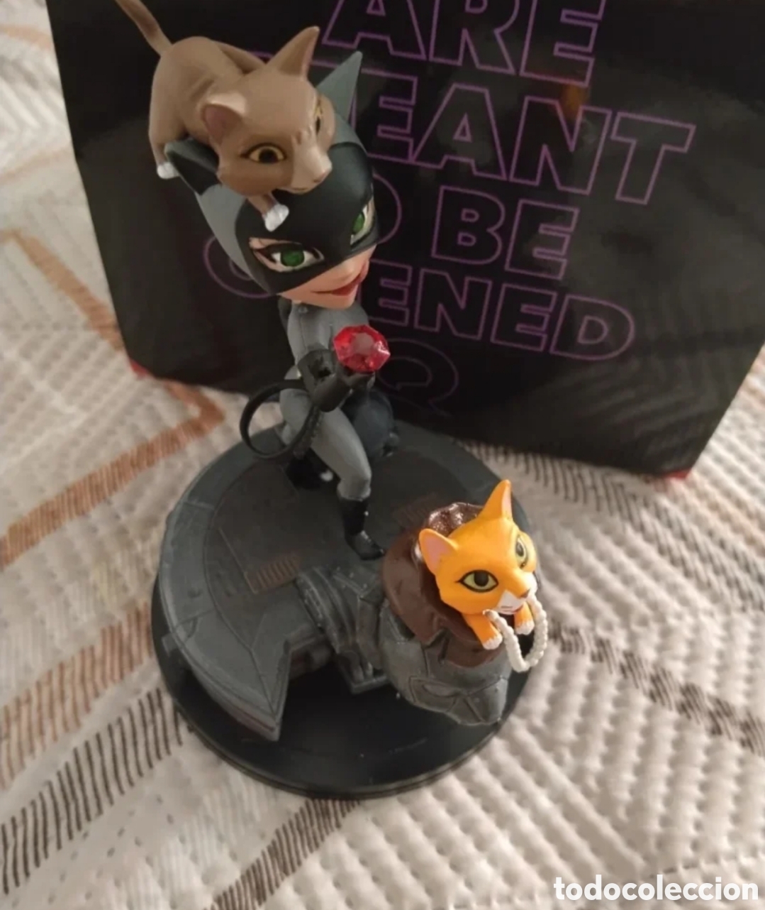Coleccionismo: Figura Catwoman con gatos y escenario Gotham