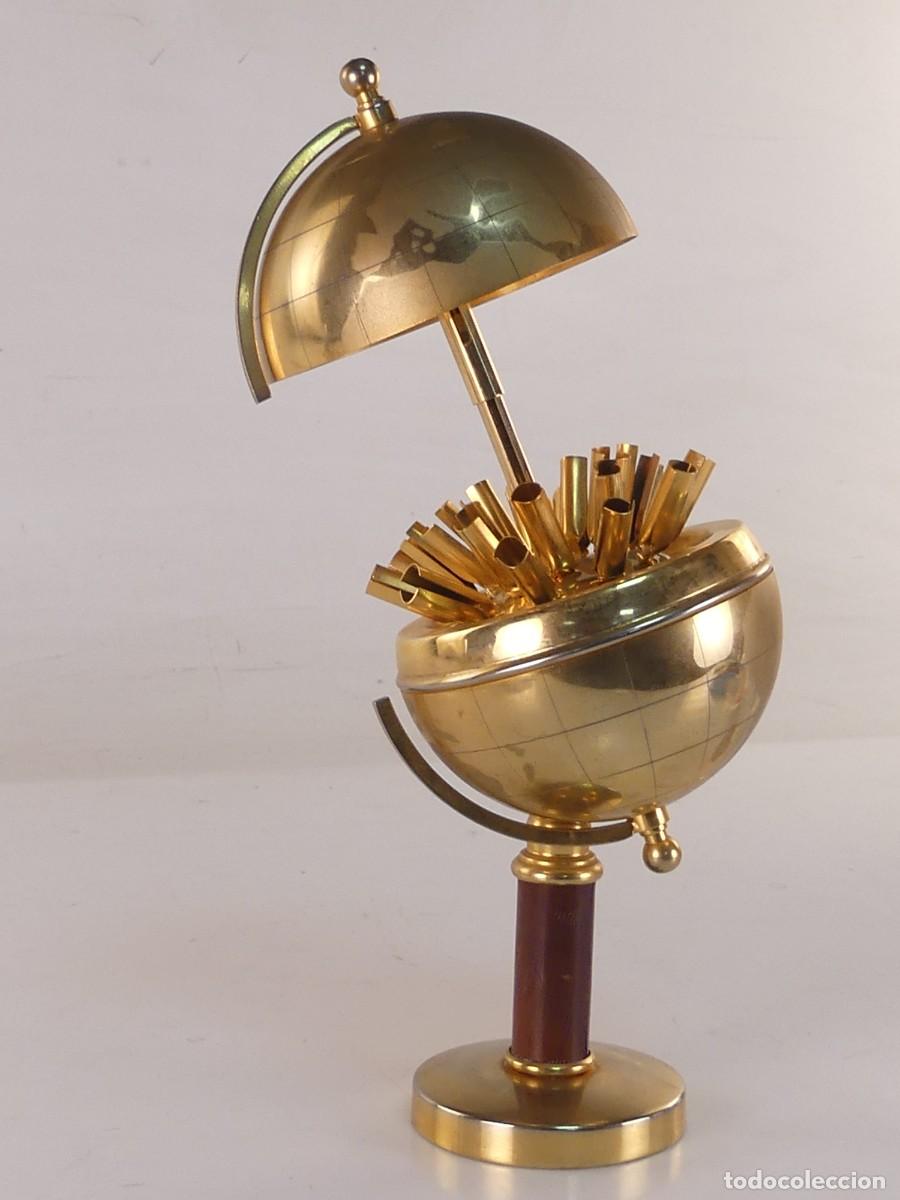 Collezionismo: Cigarrera vintage con forma de globo terr&aacute;queo