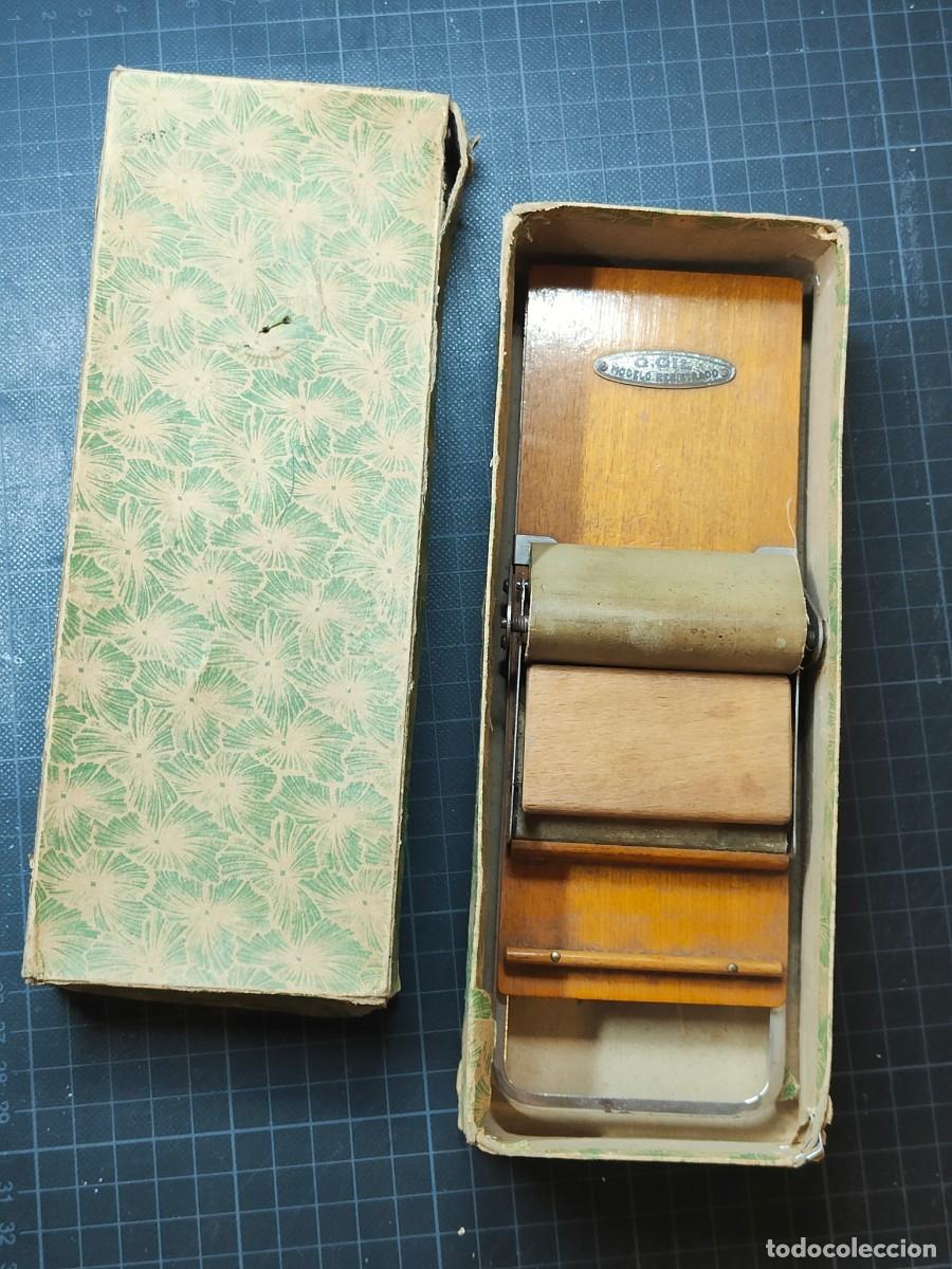 Coleccionismo: M&aacute;quina de liar cigarrillos G. Gil &rdquo;Modelo Registrado&rdquo; - Barcelona a&ntilde;os 30-40 - con caja original