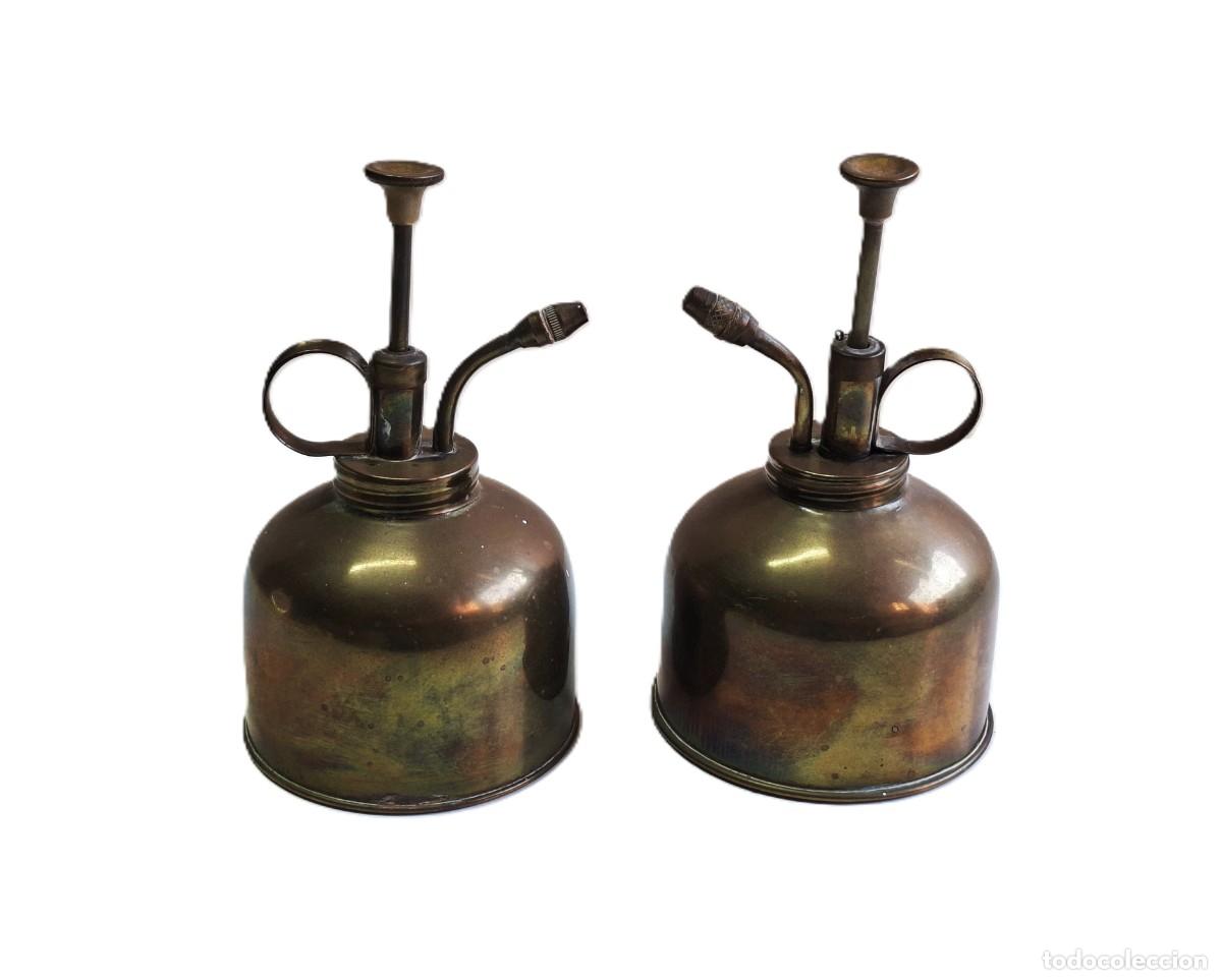 Collectionnisme: LOTE DE 2 ACEITERAS ANTIGUAS DE LATON / PULVERIZADORES VINTAGE