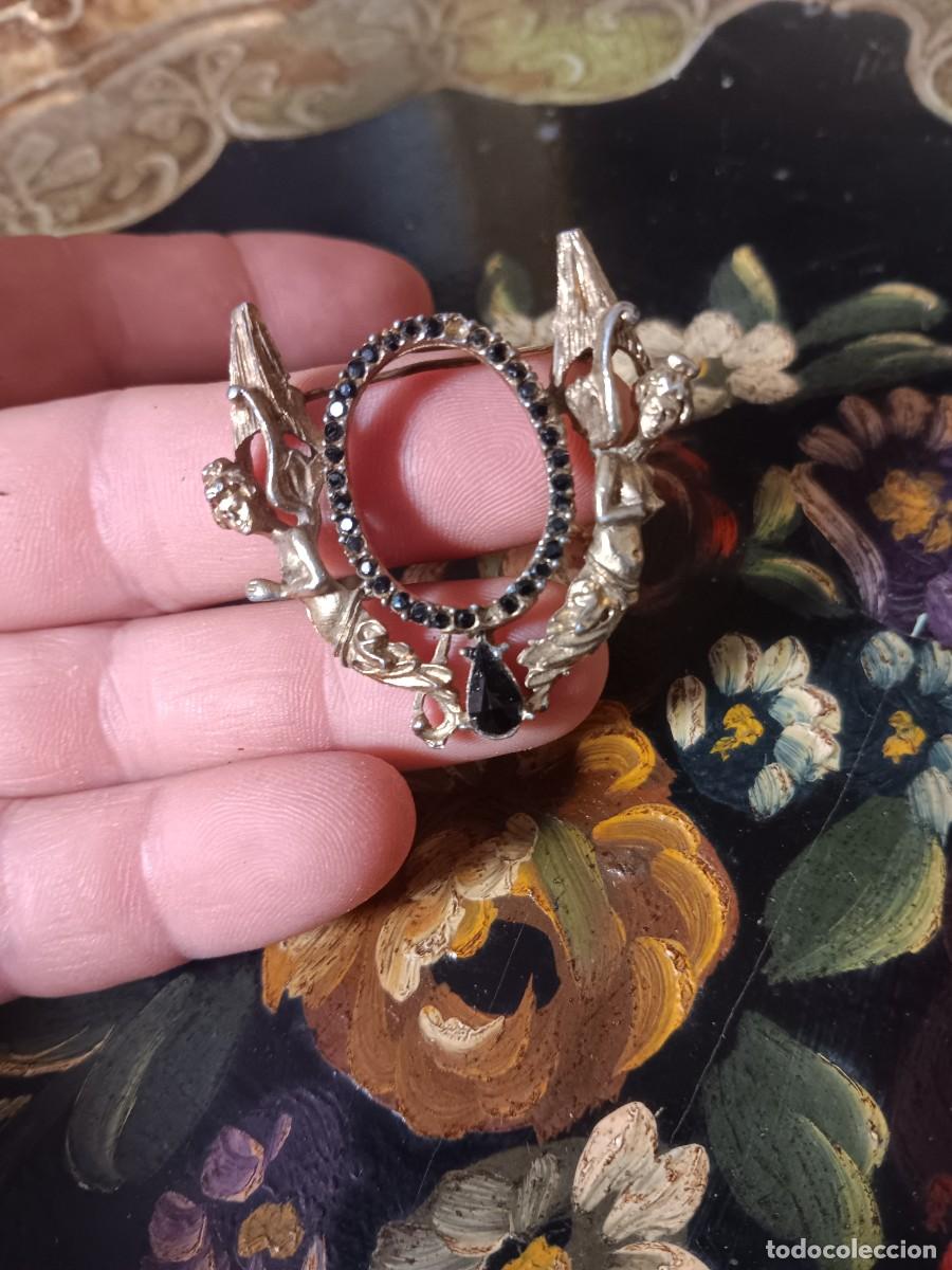 Coleccionismo: broche presenta un dise&ntilde;o de estilo Art Nouveau con querubines plateados que rodean un marco ovalado