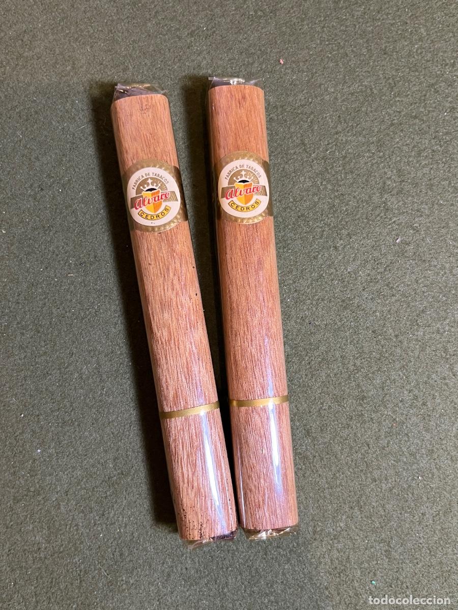 Collezionismo: Lote de 2 puros &Aacute;lvaro Cedros originales | F&aacute;brica de Tabacos &Aacute;lvaro Canarias | Con funda de cedro y