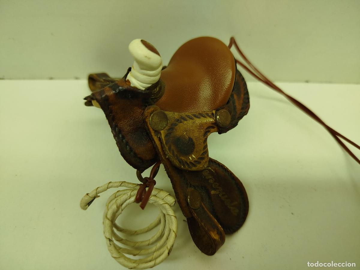 Coleccionismo: Silla de montar en miniatura artesanal de cuero - Souvenir de Venezuela