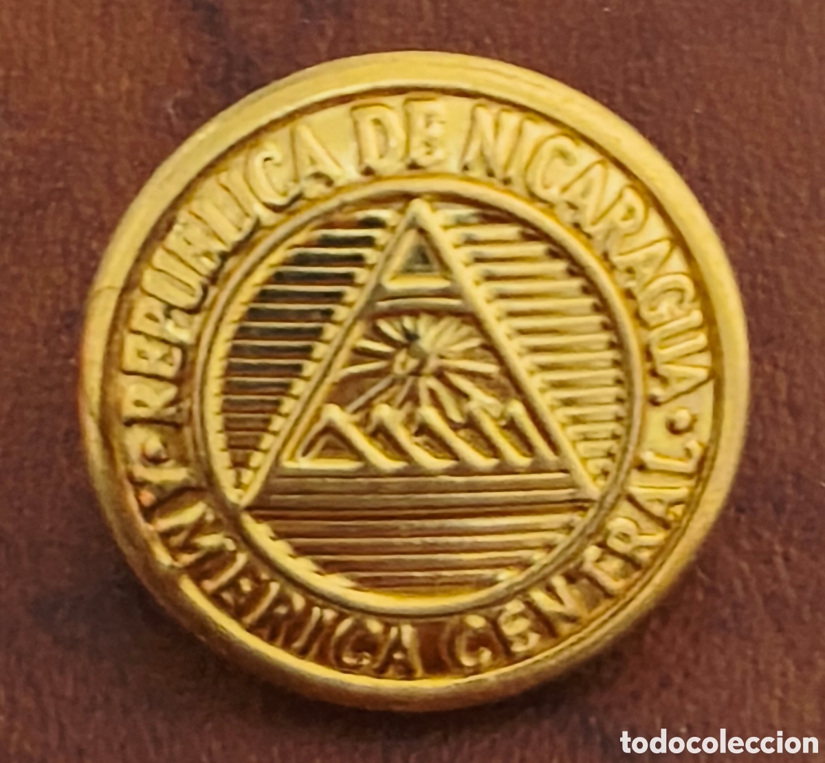 Coleccionismo: Nicaragua. Bot&oacute;n dorado con escudo de armas. 15 mm