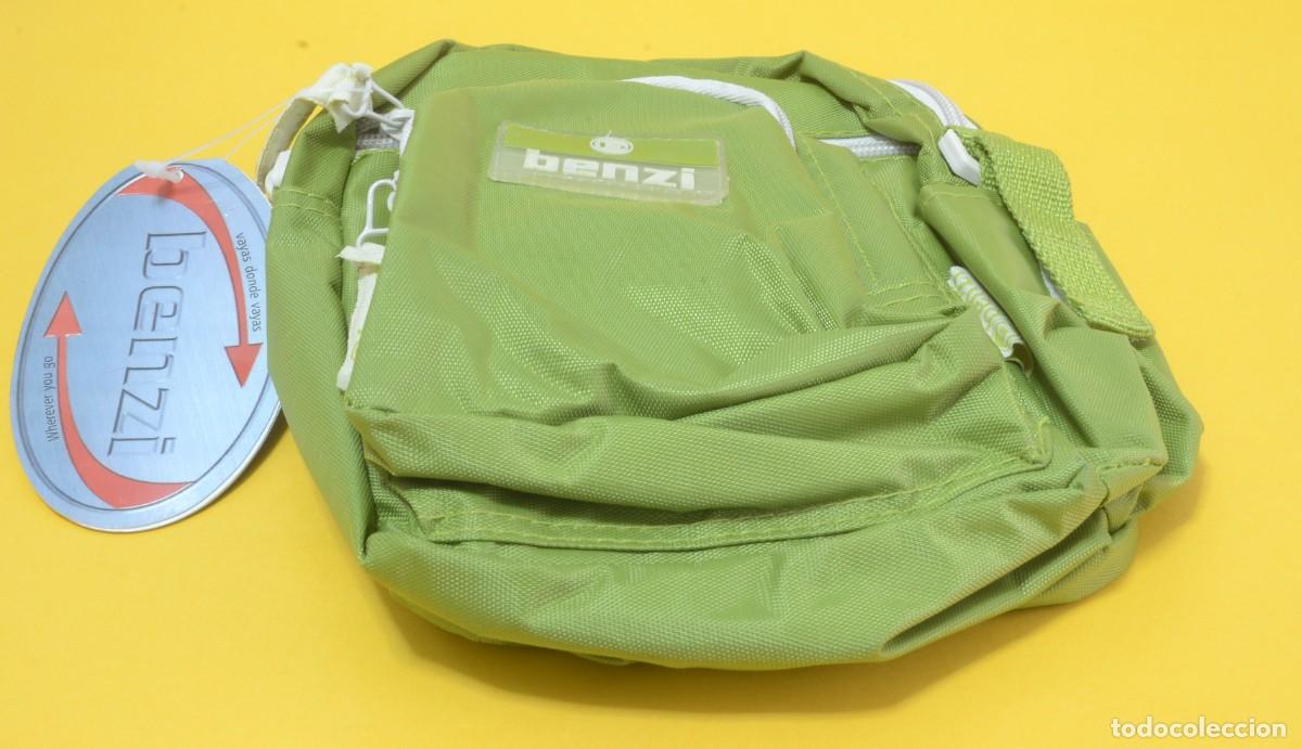 Coleccionismo: Bandolera Benzi verde claro, 18x21, cuatro cremalleras, nueva, con correa