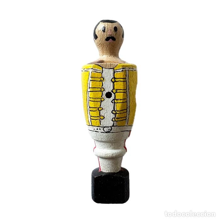 Coleccionismo: FIGURA DE FUTBOL&Iacute;N ARTESANAL MADERA 12 CMS. ATURA PINTADA A MANO IM&Aacute;N FREDDIE MERCURY QUEEN