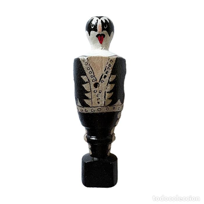 Coleccionismo: FIGURA DE FUTBOL&Iacute;N ARTESANAL MADERA 12 CMS. ATURA PINTADA A MANO IM&Aacute;N KISS SIMMONS