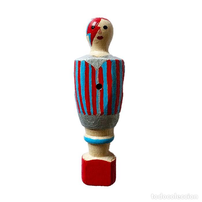 Coleccionismo: FIGURA DE FUTBOL&Iacute;N ARTESANAL MADERA 12 CMS. ATURA PINTADA A MANO IM&Aacute;N DAVID BOWIE