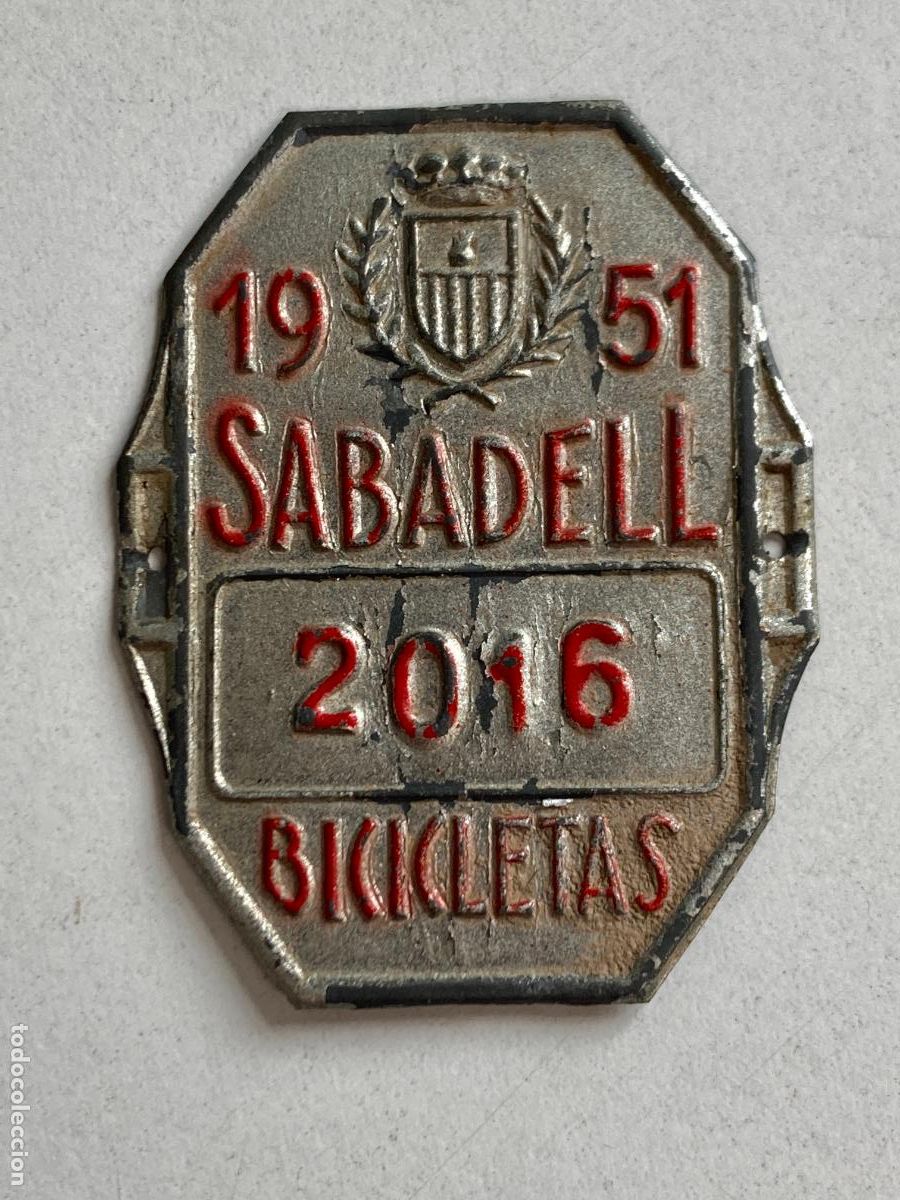 Coleccionismo: MATRICULA PARA BICICLETA, SABADELL A&Ntilde;O 1951 SIN USAR, CON ESCUDO DE LA POBLACION.