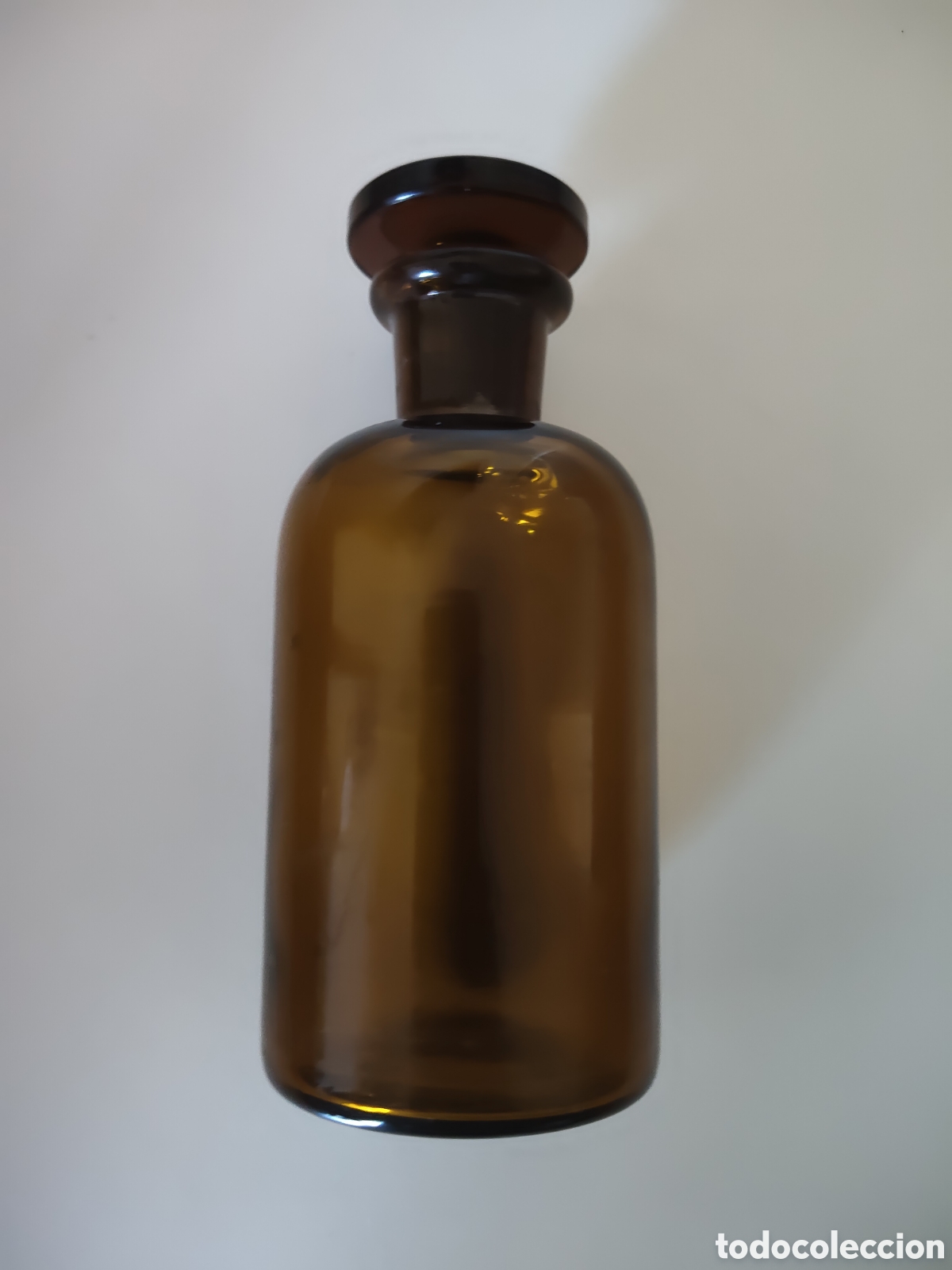 Coleccionismo: Botella vidrio &aacute;mbar antigua de laboratorio con tap&oacute;n de vidrio redondo
