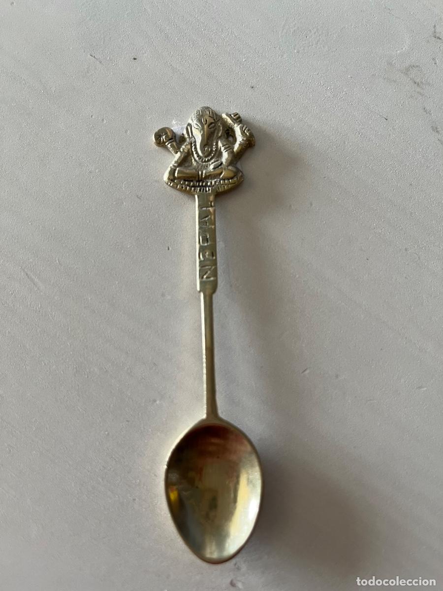 Coleccionismo: CUCHARILLA DE METAL DORADO CON LA FIGURA DE GANESHA - NEPAL