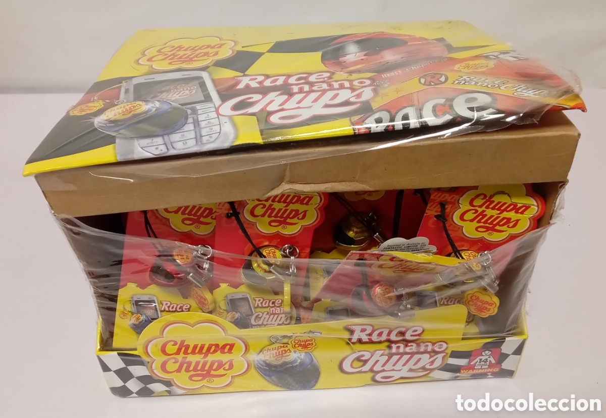 Coleccionismo: Caja expositor con 24 llaveros casco moto Chupa Chups