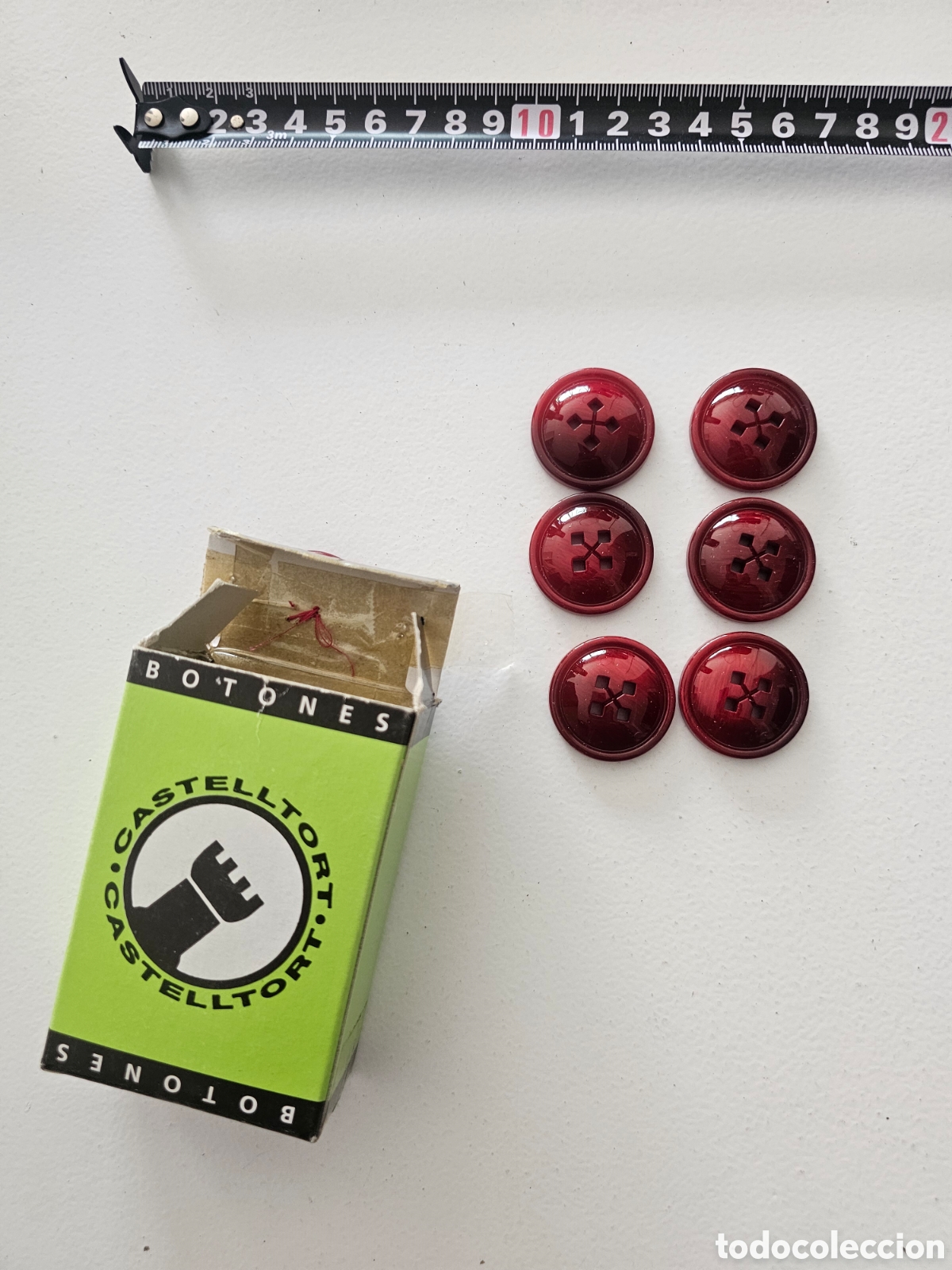 Coleccionismo: Caja de 6 botones rojos grandes 1970s 1990s