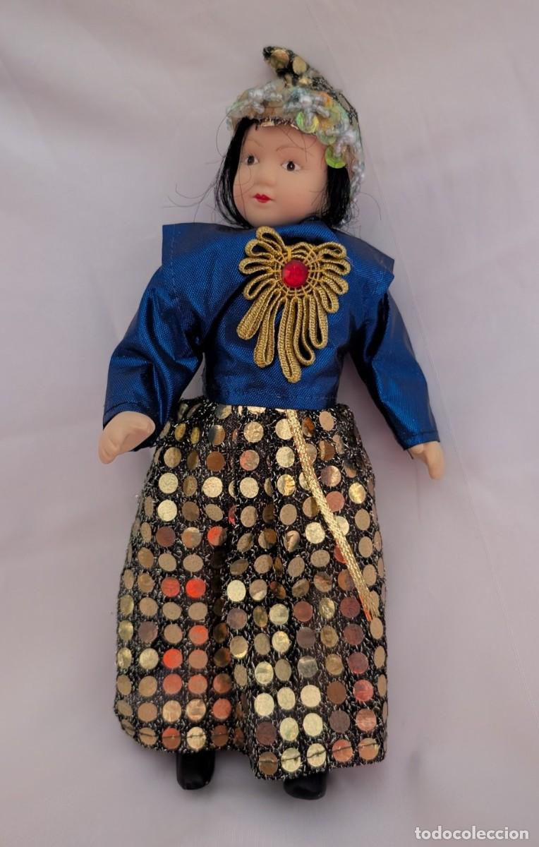 Coleccionismo: Mu&ntilde;eca de porcelana con traje tradicional de Tailandia &ndash; 21 cm